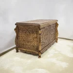 Maraş El Oyma Ceviz Ahşap Büyük Boy Çeyiz Sandığı – 95x50x60 cm | Sarmaşık Natural Model