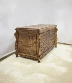 Maraş El Oyma Ceviz Ahşap Büyük Boy Çeyiz Sandığı – 95x50x60 cm | Sarmaşık Natural Model