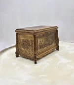 Maraş El Oyma Ceviz Ahşap Çeyiz Sandığı-Ahşap Sandık – 68x40x48 cm | Papatya Natural Model - Görsel 3