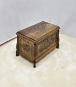 Maraş El Oyma Ceviz Ahşap Çeyiz Sandığı-Ahşap Sandık – 68x40x48 cm | Papatya Natural Model - Görsel 4