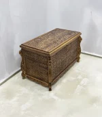 Maraş El Oyma Ceviz Ahşap Çeyiz Sandığı – 95x50x60 cm Büyük Boy Sandık | Leyla Natural Model - Görsel 5