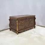 Maraş El Oyma Ceviz Ahşap Çeyiz Sandığı – 95x50x60 cm Büyük Boy Sandık | Aliye Eskitme Model