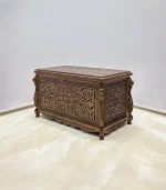 Maraş El Oyma Ceviz Ahşap Çeyiz Sandığı – 95x50x60 cm Büyük Boy Sandık | Aliye Eskitme Model - Görsel 2