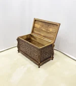 Maraş El Oyma Ceviz Ahşap Çeyiz Sandığı – 95x50x60 cm Büyük Boy Sandık | Aliye Eskitme Model - Görsel 3
