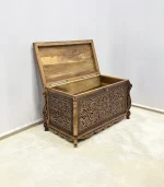 Maraş El Oyma Ceviz Ahşap Çeyiz Sandığı – 95x50x60 cm Büyük Boy Sandık | Aliye Eskitme Model - Görsel 6