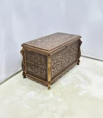 Maraş El Oyma Ceviz Ahşap Çeyiz Sandığı – 95x50x60 cm Büyük Boy Sandık | Aliye Eskitme Model - Görsel 7