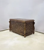 Maraş El Oyma Ceviz Ahşap Çeyiz Sandığı – 95x50x60 cm Büyük Boy Sandık | İstanbul Eskitme Model - Görsel 2