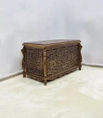 Maraş El Oyma Ceviz Ahşap Çeyiz Sandığı – 95x50x60 cm Büyük Boy Sandık | İstanbul Eskitme Model - Görsel 3