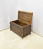 Maraş El Oyma Ceviz Ahşap Çeyiz Sandığı – 95x50x60 cm Büyük Boy Sandık | İstanbul Eskitme Model - Görsel 4