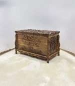 Maraş El Oyma Ceviz Ahşap Çeyiz Sandığı – 95x50x60 cm Büyük Boy Sandık | Hayat Ağacı Model
