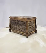 Maraş El Oyma Ceviz Ahşap Çeyiz Sandığı – 68x40x48 cm Orta Boy Sandık | Erva Eskitme Model - Görsel 2