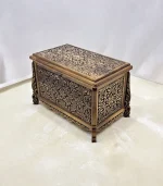 Maraş El Oyma Ceviz Ahşap Çeyiz Sandığı – 68x40x48 cm Orta Boy Sandık | Erva Eskitme Model - Görsel 3