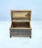 Maraş El Oyma Ceviz Ahşap Çeyiz Sandığı – 68x40x48 cm Orta Boy Sandık | Erva Eskitme Model - Görsel 4