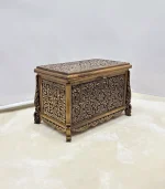 Maraş El Oyma Ceviz Ahşap Çeyiz Sandığı – 68x40x48 cm Orta Boy Sandık | Erva Eskitme Model - Görsel 6