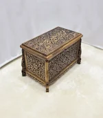 Maraş El Oyma Ceviz Ahşap Çeyiz Sandığı – 68x40x48 cm Orta Boy Sandık | Erva Eskitme Model - Görsel 7