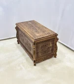 Maraş El Oyma Ceviz Ahşap Çeyiz Sandığı – 95x50x60 cm Büyük Boy Sandık | Papatya Natural Model