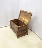 Maraş El Oyma Ceviz Ahşap Çeyiz Sandığı – 95x50x60 cm Büyük Boy Sandık | Aliye Natural Model - Görsel 2