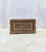 Maraş El Oyma Ceviz Çeyiz Sandığı – Ahşap Sandık - 95x50x60 Cm | Papatya Eskitme