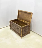 Maraş El Oyma Ceviz Çeyiz Sandığı – Ahşap Sandık - 95x50x60 Cm | Papatya Eskitme - Görsel 3