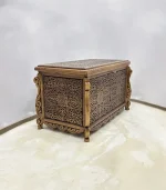 Maraş El Oyma Ceviz Ahşap Çeyiz Sandığı – 95x50x60 Cm Büyük Boy Ahşap Sandık | Leyla Eskitme - Görsel 2