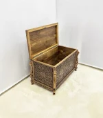 Maraş El Oyma Ceviz Ahşap Çeyiz Sandığı – 95x50x60 Cm Büyük Boy Ahşap Sandık | Leyla Eskitme - Görsel 3