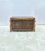 Maraş El Oyma Ceviz Ahşap Çeyiz Sandığı – 95x50x60 Cm Büyük Boy Ahşap Sandık | Leyla Eskitme - Görsel 4