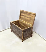 Maraş El Oyma Ceviz Ahşap Çeyiz Sandığı – 95x50x60 Cm Büyük Boy Ahşap Sandık | Ece Eskitme - Görsel 4