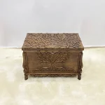 Maraş El Oyma Ceviz Ahşap Çeyiz Sandığı – 83x48x57 Cm Özel Motifli Sandık | Hayat Ağacı Model