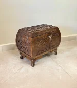 Maraş El Oyma Ceviz Ahşap Çeyiz Sandığı – 50x32x40 cm | Hayat Ağacı Bombeli Model - Görsel 3