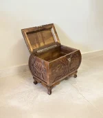 Maraş El Oyma Ceviz Ahşap Çeyiz Sandığı – 50x32x40 cm | Hayat Ağacı Bombeli Model - Görsel 4