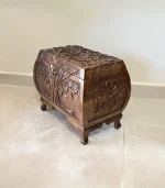 Maraş El Oyma Ceviz Ahşap Çeyiz Sandığı – 50x32x40 cm | Hayat Ağacı Bombeli Model - Görsel 8