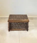 Maraş El Oyma Ceviz Ahşap Çeyiz Sandığı – 50x30x30 cm | Sarmaşık Eskitme Model - Görsel 2