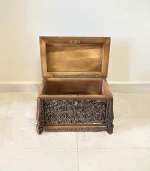 Maraş El Oyma Ceviz Ahşap Çeyiz Sandığı – 50x30x30 cm | Sarmaşık Eskitme Model - Görsel 3