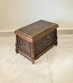 Maraş El Oyma Ceviz Ahşap Çeyiz Sandığı – 50x30x30 cm | Sarmaşık Eskitme Model - Görsel 4