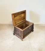 Maraş El Oyma Ceviz Ahşap Çeyiz Sandığı – 50x30x30 cm | Sarmaşık Eskitme Model - Görsel 5