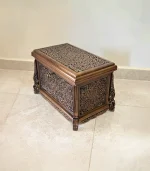 Maraş El Oyma Ceviz Ahşap Çeyiz Sandığı – 50x30x30 cm | Sarmaşık Eskitme Model - Görsel 6