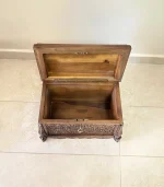 Maraş El Oyma Ceviz Ahşap Çeyiz Sandığı – 50x30x30 cm | Erva Natural Model - Görsel 7