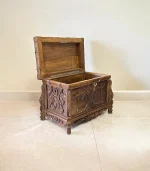 Maraş El Oyma Ceviz Ahşap Çeyiz Sandığı – 50x32x37 cm | Hayat Ağacı Model - Görsel 2
