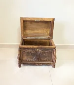 Maraş El Oyma Ceviz Ahşap Çeyiz Sandığı – 50x32x37 cm | Hayat Ağacı Model - Görsel 3