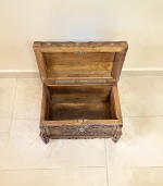 Maraş El Oyma Ceviz Ahşap Çeyiz Sandığı – 50x32x37 cm | Hayat Ağacı Model - Görsel 4