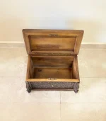 Maraş El Oyma Ceviz Ahşap Çeyiz Sandığı – 50x30x30 cm | Ece Eskitme Model - Görsel 2