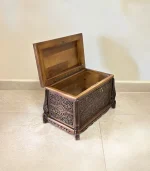 Maraş El Oyma Ceviz Ahşap Çeyiz Sandığı – 50x30x30 cm | Ece Eskitme Model - Görsel 3