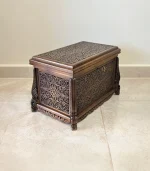 Maraş El Oyma Ceviz Ahşap Çeyiz Sandığı – 50x30x30 cm | Ece Eskitme Model - Görsel 4