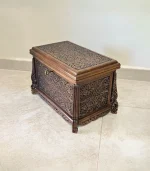 Maraş El Oyma Ceviz Ahşap Çeyiz Sandığı – 50x30x30 cm | Ece Eskitme Model - Görsel 5