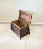 Maraş El Oyma Ceviz Ahşap Çeyiz Sandığı – 50x30x30 cm | Ece Eskitme Model - Görsel 6