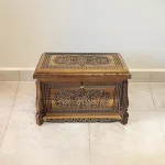 Maraş El Oyma Ceviz Ahşap Çeyiz Sandığı – 50x30x30 cm | Papatya Eskitme Model