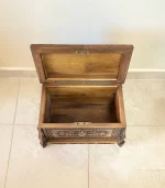 Maraş El Oyma Ceviz Ahşap Çeyiz Sandığı – 50x30x30 cm | Papatya Eskitme Model - Görsel 3