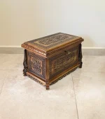 Maraş El Oyma Ceviz Ahşap Çeyiz Sandığı – 50x30x30 cm | Papatya Eskitme Model - Görsel 4