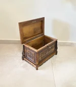 Maraş El Oyma Ceviz Ahşap Çeyiz Sandığı – 50x30x30 cm | Papatya Eskitme Model - Görsel 5