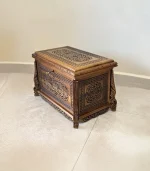 Maraş El Oyma Ceviz Ahşap Çeyiz Sandığı – 50x30x30 cm | Papatya Eskitme Model - Görsel 6